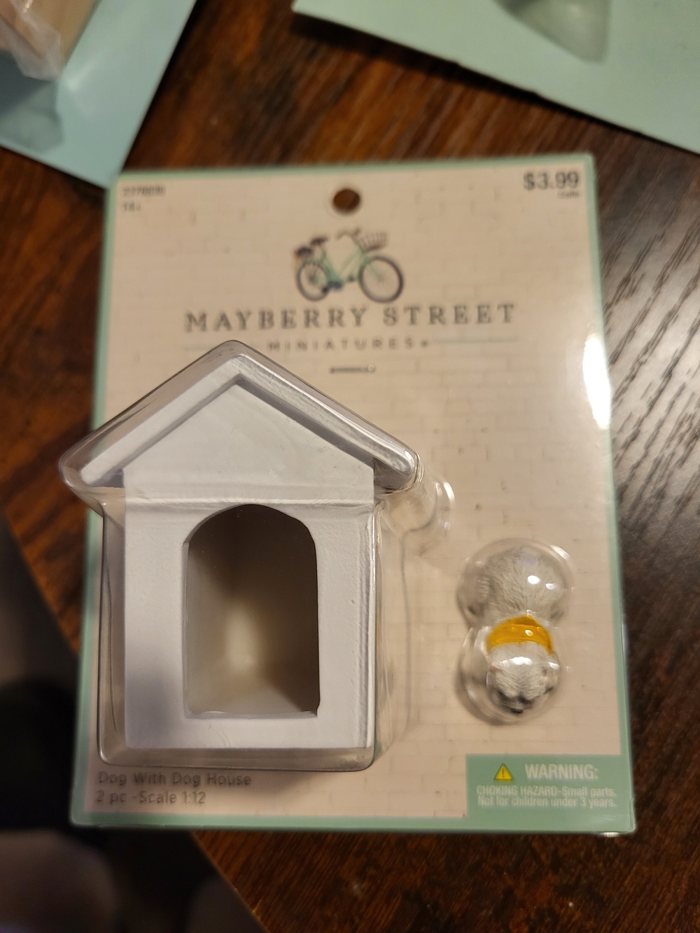 Mayberry Street Miniatures White Dog House with Accessories, Xtra Dogs!